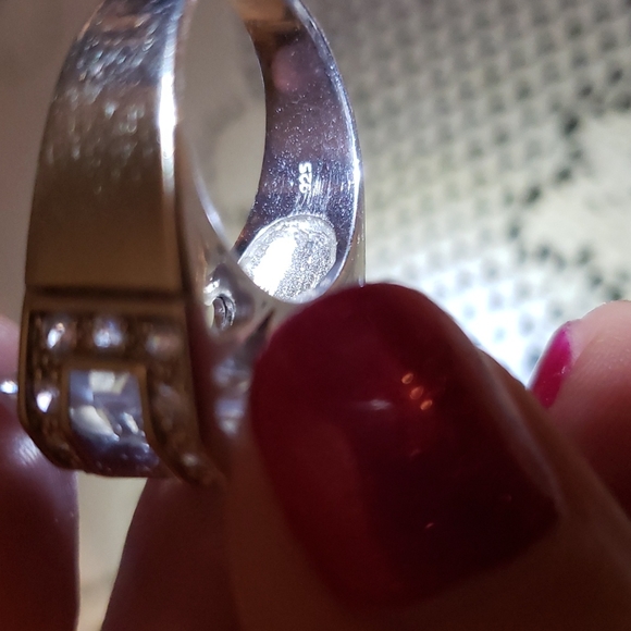 Floating crystal statement ring - Picture 3 of 3